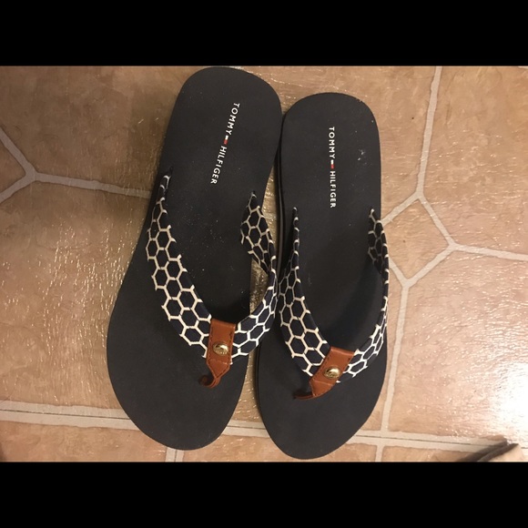 tommy hilfiger sandals - Picture 2 of 3